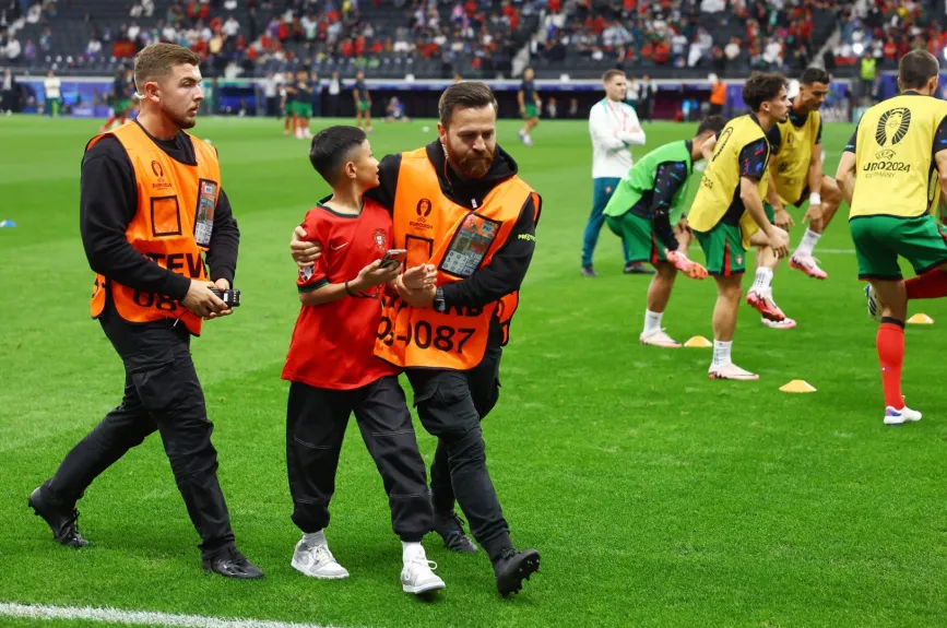 Un niño ingresó a la cancha durante el calentamiento buscando una foto con CR7 sin éxito.jpg