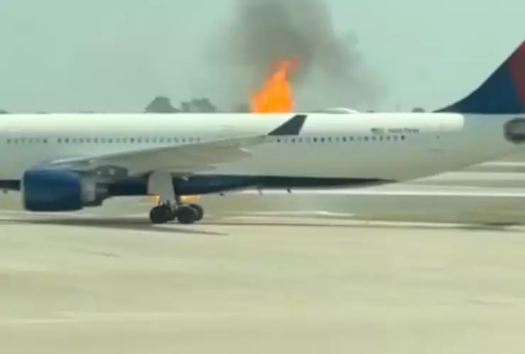 VIDEO | 300 pasajeros de un avión son evacuados por incendio en el aeropuerto de Orlando
