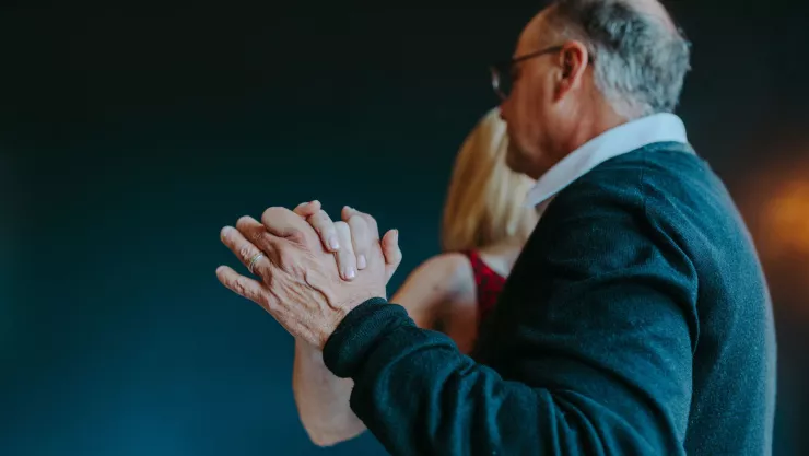 ¿Por qué te atraen las personas mayores? La psicología lo explica