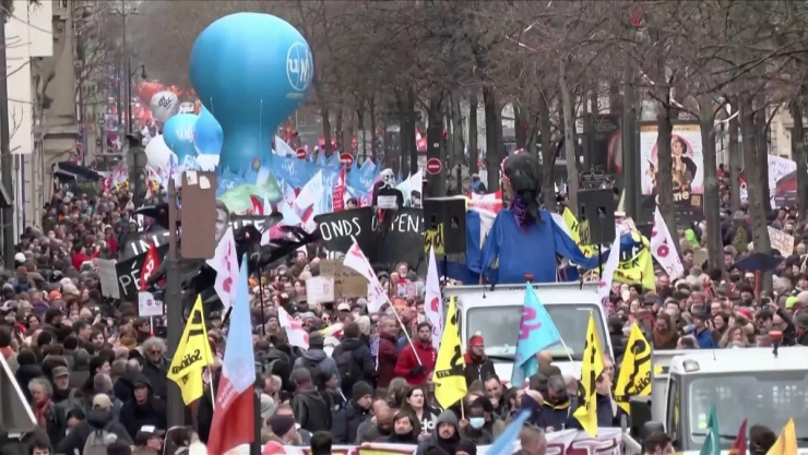 Miles de manifestantes protestan en París contra la reforma a las pensiones.