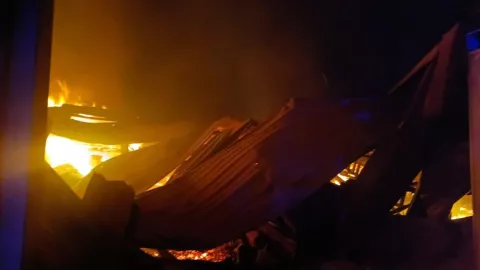 Tras incendio, mueblería en Ocotlán queda reducida a cenizas