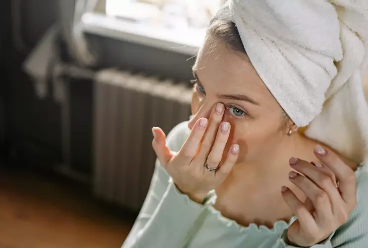 3 ejercicios de yoga facial para disminuir las bolsas de los ojos