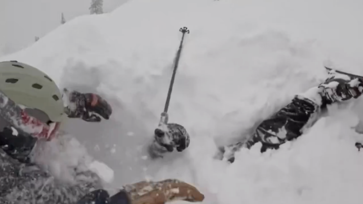 Video de dos esquiadores que rescatan a un hombre bajo la nieve