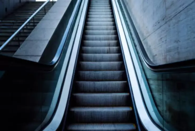 Niño termina SIN DEDO tras usar las escaleras eléctricas de un centro comercial; así ocurrió la tragedia