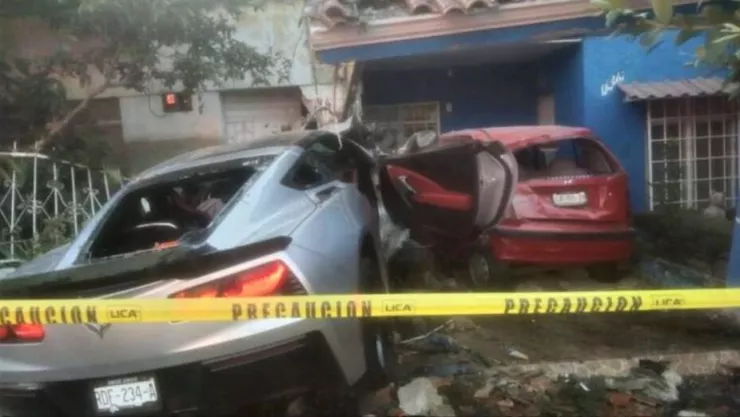 Mujer estrella el carro deportivo de su ex novio tras discusión