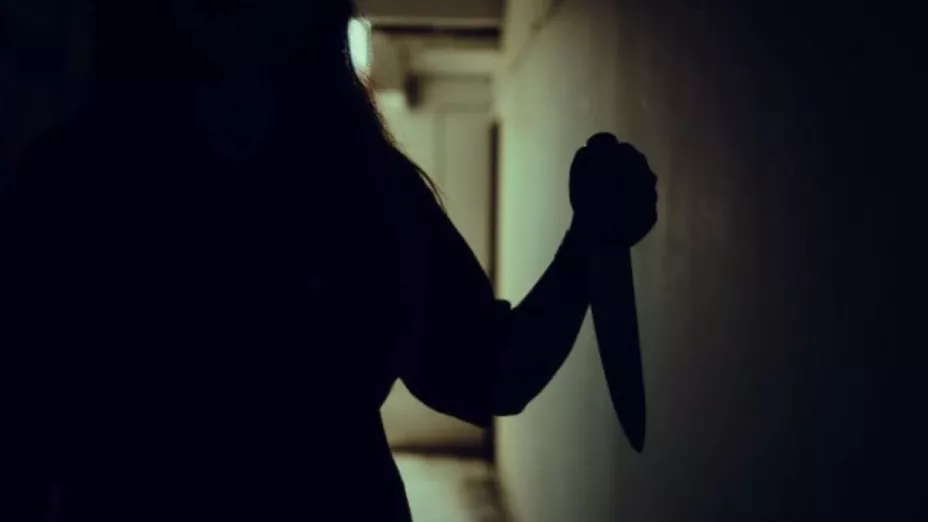 Hombre mata a su amigo a puñaladas por despertarlo temprano sin querer en Reino Unido.