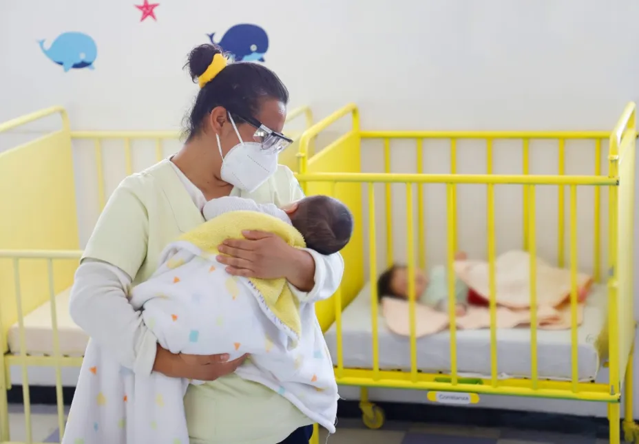 Madre con bebé IMSS.jpg
