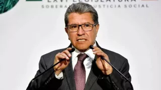 Monrea hablando frente al estrado