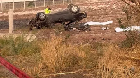 VIDEO: Ocupantes murieron tras fatal volcadura en la carretera Izúcar-Epatlán hoy; reportan tráfico lento