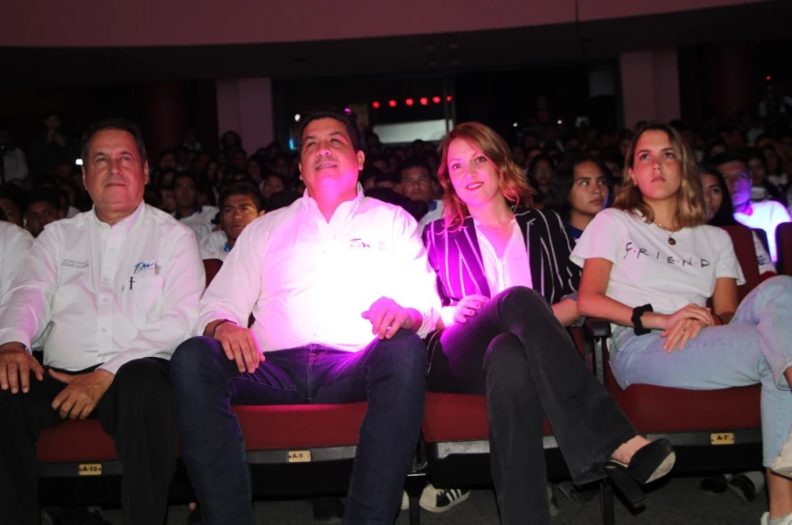 El Gobernador y su familia disfrutando del evento