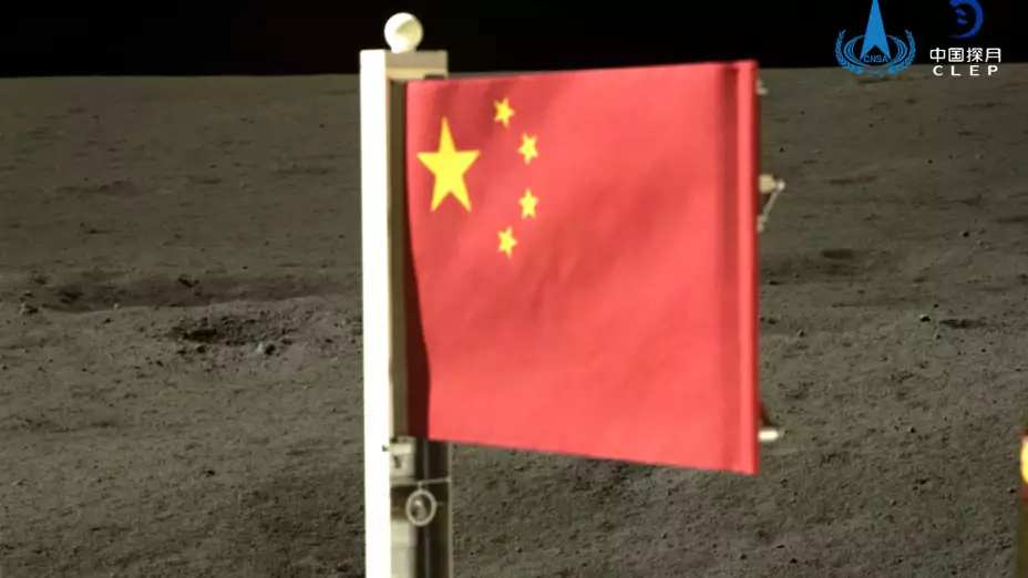bandera china en la cara oculta de la Luna