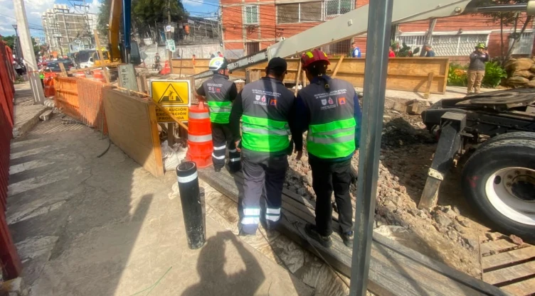 Pluma de grúa se desploma en construcción en Iztacalco.
