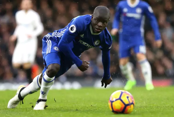 El jugador francés del Chelsea, N’Golo Kanté, de 26 años, fue otro mediocampista, al igual que Modric, en estar en los mejores diez.