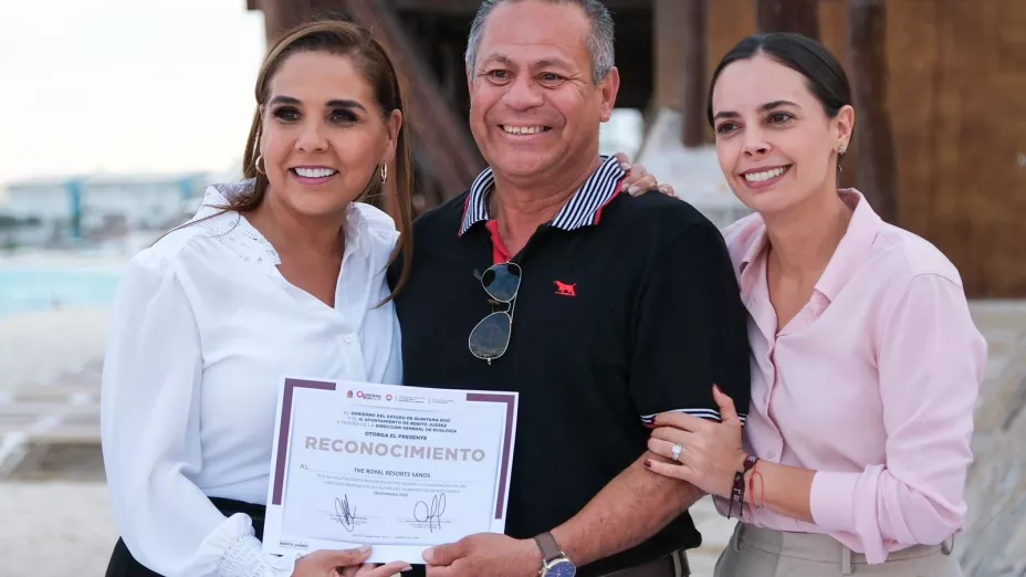 Protectores de tortugas marinas en Cancún son reconocidos por el gobierno de Quintana Roo