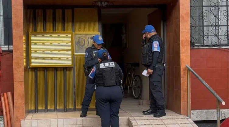 Hallan hombre sin vida en departamentos de Tlatelolco; vecinos reportaron mal olor
