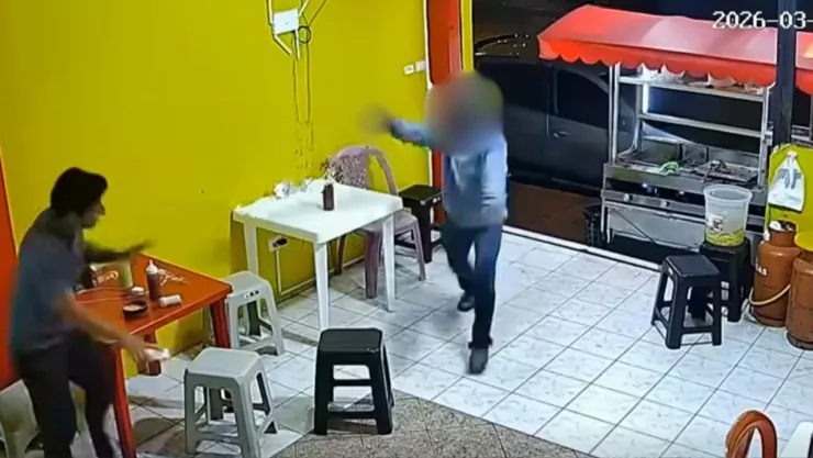VIDEO: Así comerciante frustró asalto con arma a su negocio; golpeó brutalmente a ladrón