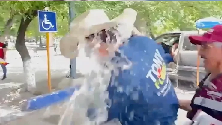 Ciudadana echa agua a candidato de Morena Antonio Flores Coahuila
