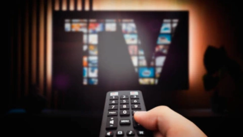 ¿Por qué no es bueno apagar la TV desde el multicontacto?