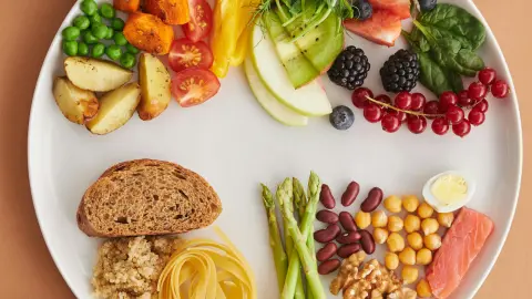 Una dieta saludable, que incluya frutas y verduras, beneficia la calidad de vida de las personas