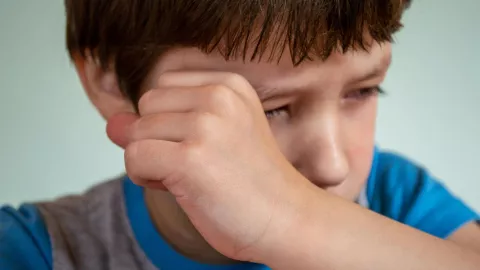 ¡Terrible! Padrastro arroja cemento a niño de 6 años ocasionándole graves quemaduras