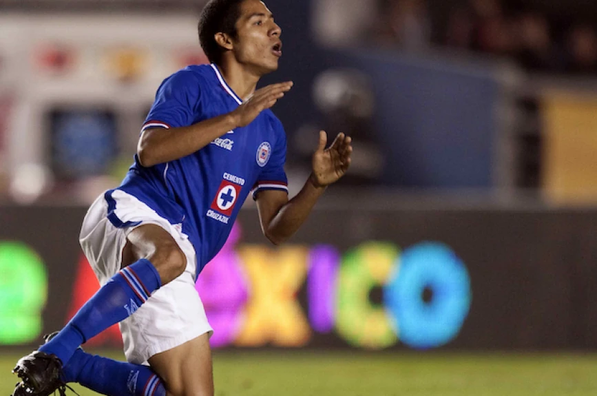Javier Aquino con Cruz Azul en 2010, año de su debut