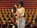 Ángela Aguilar ensayando.jpg