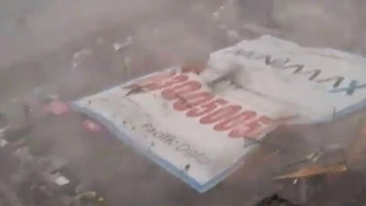 VIDEO: Desplome de valla publicitaria en India deja cuatro muertos y 60 heridos