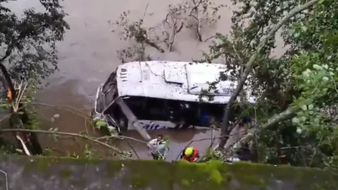 Accidente en la Ruta 45: autobús con pasajeros termina sumergido en el río Magdalena