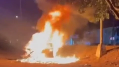 Camioneta termina EN LLAMAS al protagonizar fuerte accidente en el Periférico de Mérida