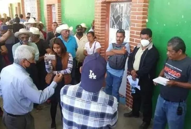 Pobladores en Oaxaca encarcelan a su presidente municipal por corrupción