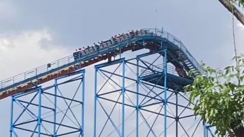Juego de Six Flags se queda varado con gente abordo
