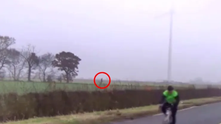 Ciclista criatura extraña
