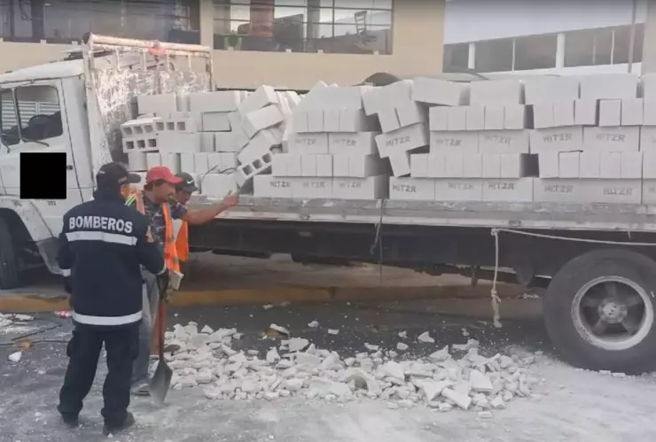 VIDEO_ Fuerte accidente de camión que transportaba materiales para construcción