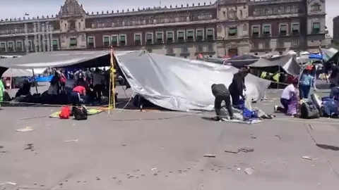Maestros de la CNTE retiran plantón del Zócalo de la CDMX