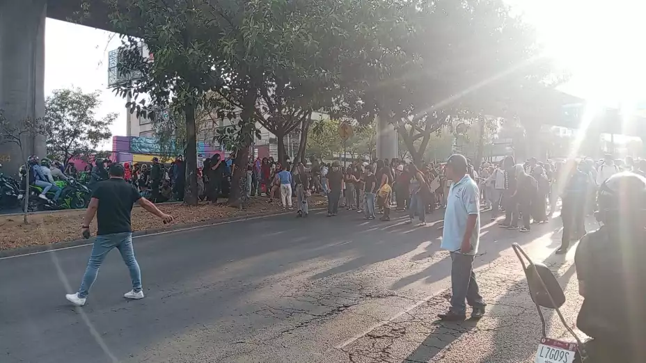 Alrededor de 150 estudiantes del CCH Sur bloquean carriles laterales