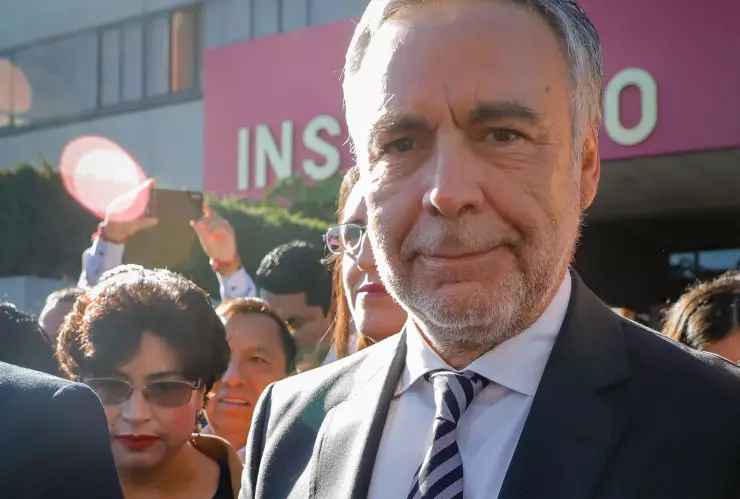 Alfonso Ramírez Cuéllar, entrega documentos al INE