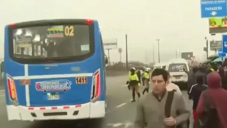 reportero de Perú queda atrapado en autobús