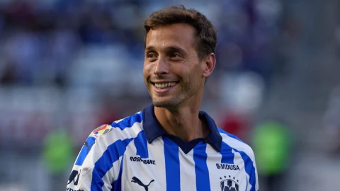 Sergio Canales con la playera de Monterrey