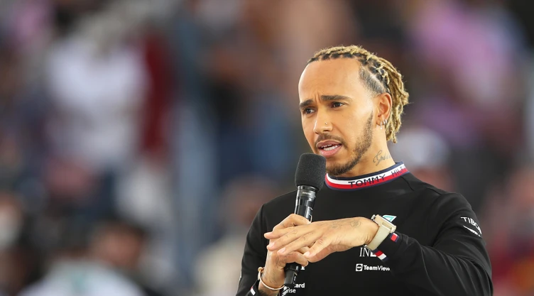 Lewis Hamilton cambia su nombre