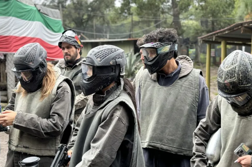 La distribución de equipos fue meticulosamente planeada para asegurar que todos los participantes pudieran disfrutar de una experiencia justa y divertida. El objetivo era fomentar el compañerismo y el trabajo en equipo entre los académicos y sus profesores.