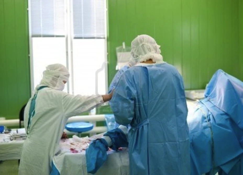 Los médicos de un hospital infantil de la Cruz Roja en Ciudad del Cabo realizaron una operación de 9 horas a fin de extirparle 2 de las piernas