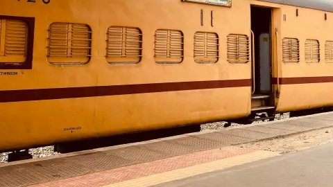 Tren impacta un autobús de pasajeros en el Estado de México; hay muertos y heridos