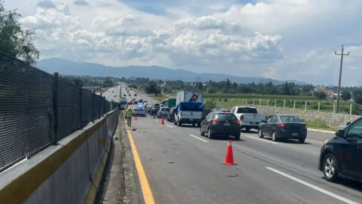 Vehículo impactó contra muro de contención tras accidente en la autopista México-Puebla hoy: Hay cierre y congestión vial