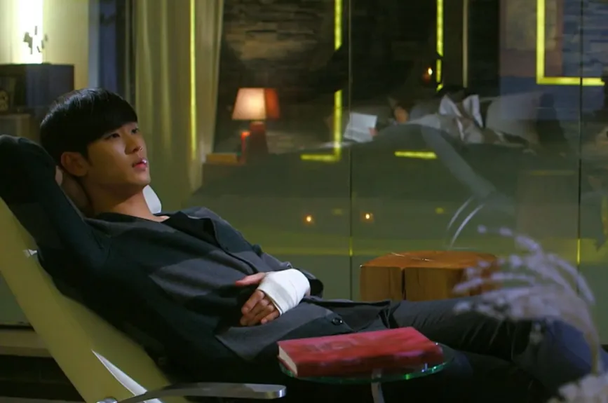 Tan cerca pero tan lejos, Song Yi elige uno de los libros favoritos de Min Joon para leerlo y así poder dormir.