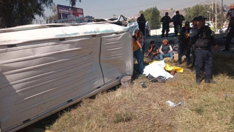 Se reportó la volcadura de una combi de la ruta 30 en la autopista México-Pachuca, con dirección a Indios Verdes.