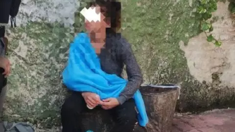 mujer intenta lanzar a su bebé de un puente