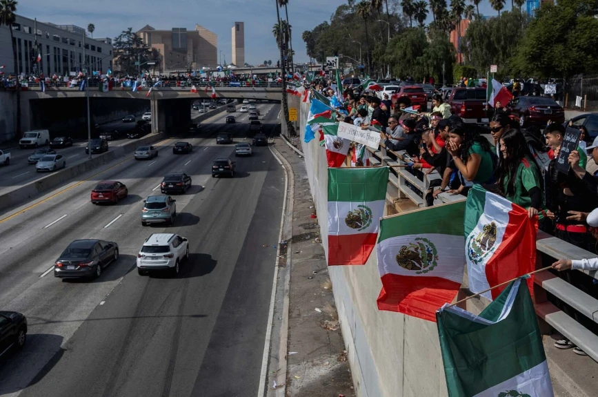 Decenas de personas protestan en Estados Unidos por políticas de Donald Trump