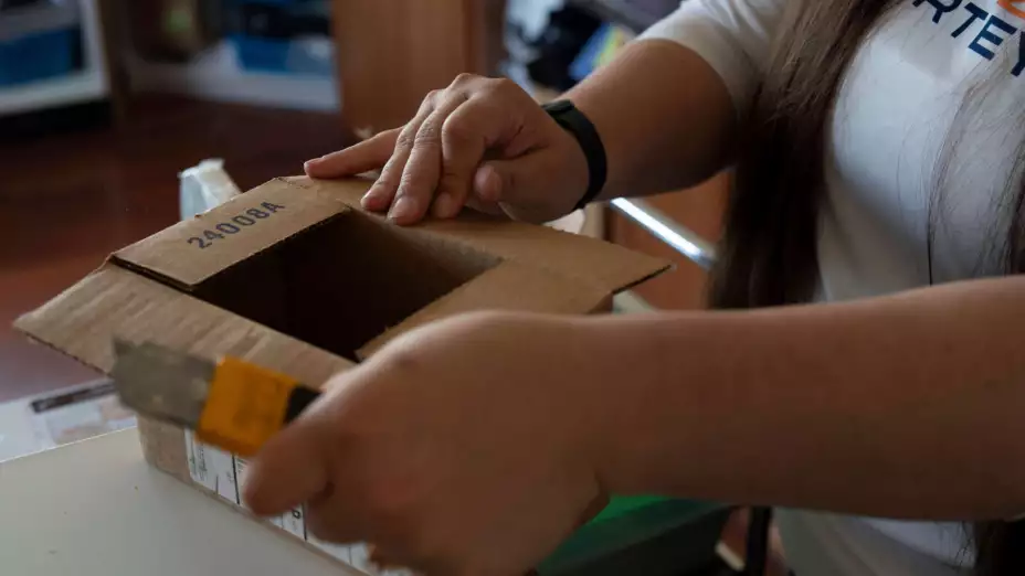 Personas abre un paquete en una tienda en West Linn, Oregon.