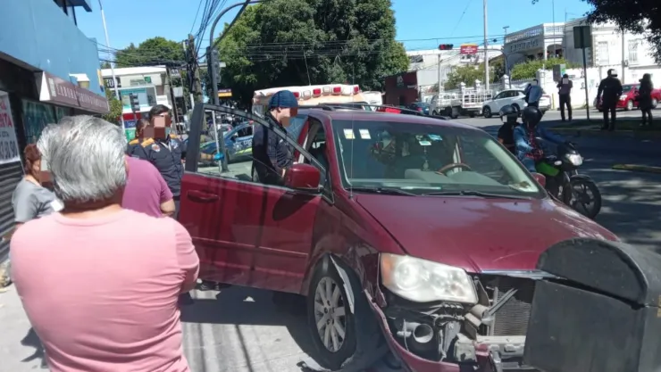 FOTOS: Choque entre dos vehículos provoca caída de poste en el Centro Histórico de Puebla