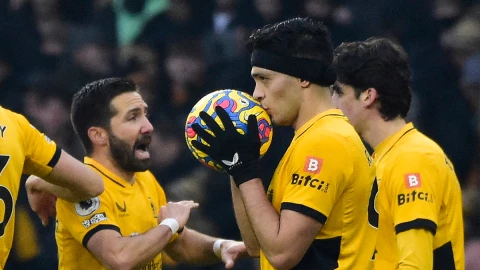 Ra&uacute;l Jim&eacute;nez con el Wolverhampton